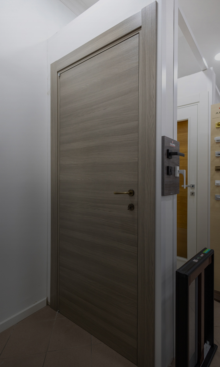 agenzia-serramenti-fornitura-installazione-infissi-porte-finestre-grate-persiane-tende-sole-pergotende-boclimatiche-foto-porte-01